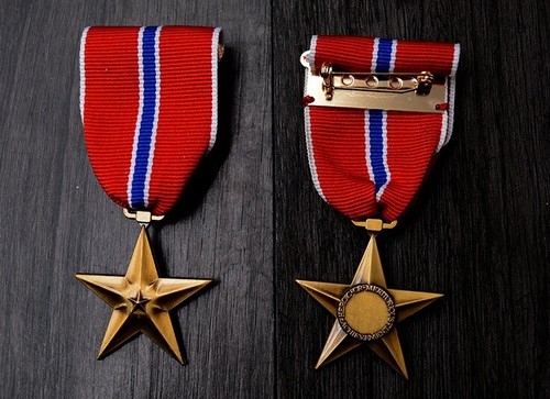 Ww2 bronze star medal pin - bronze,